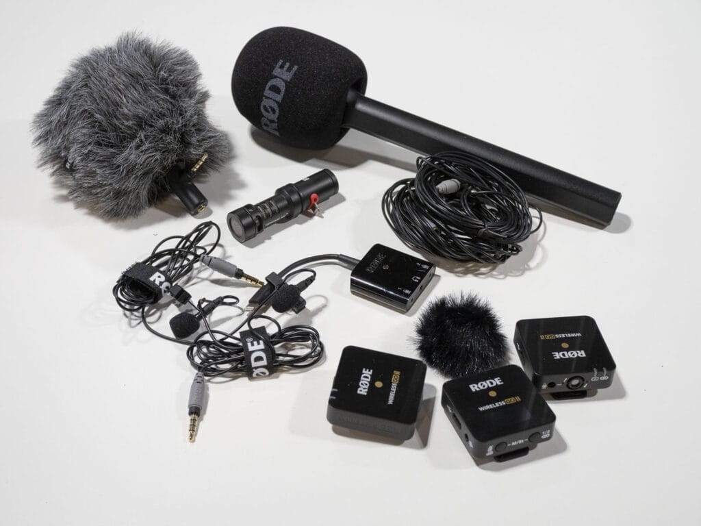 Kuvassa erilaisia älypuhlimiin kytkettävissä olevia mikrofoneja