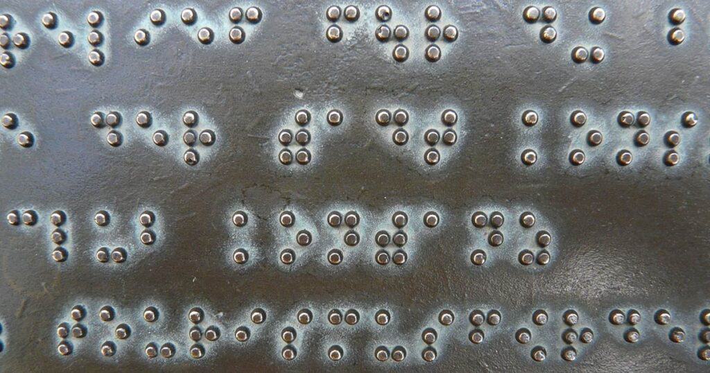 metallilevy, jossa braille kirjoitusta